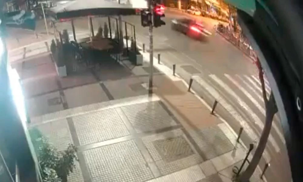 Βίντεο – ντοκουμέντο από τη στιγμή που 30χρονη οδηγός περνάει με κόκκινο στη Θεσσαλονίκη και καρφώνεται σε αγροτικό